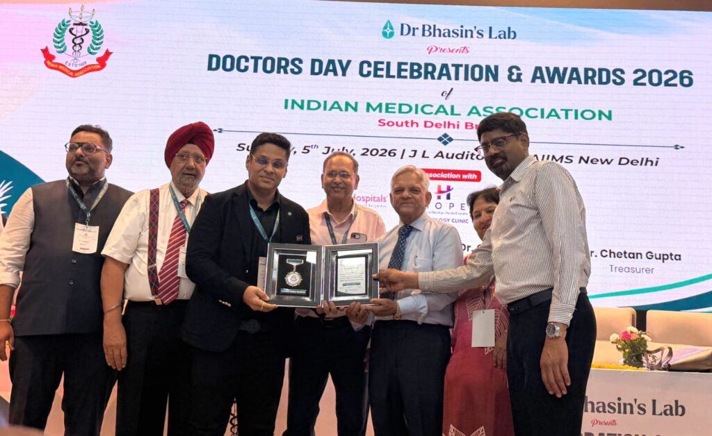 Best Pulmonologist in gurgaon receiving award